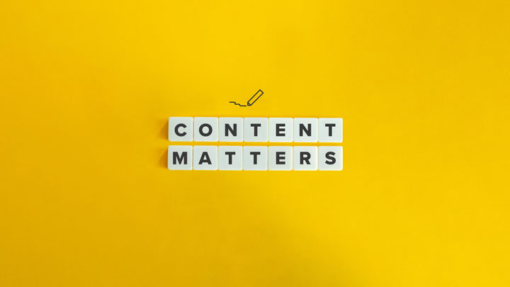 Weiße Buchstabenfliesen bilden auf einem leuchtend gelben Hintergrund den Schriftzug „Content Matters“ (Inhalt ist wichtig), darüber befindet sich ein kleines schwarzes Bleistift-Symbol.