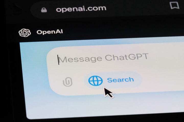 Computerbildschirm mit OpenAI-Website und ChatGPT-Suchfeld – Symbolbild für SEO-Optimierung von Anwaltskanzlei-Websites für KI-Suche