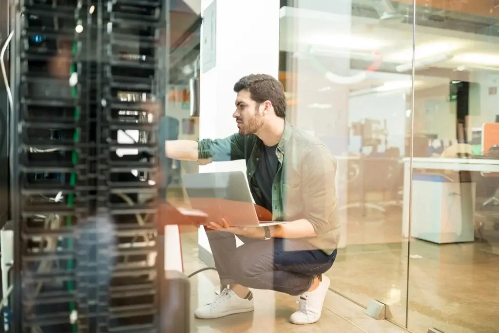 IT-Administrator überprüft Server-Hardware im Rechenzentrum – Tipps zur Vermeidung von Kanzlei-IT-Ausfällen