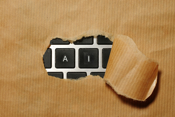 Ein Blatt Papier auf einer Tastatur und einem sichtbaren Loch in der Mitte