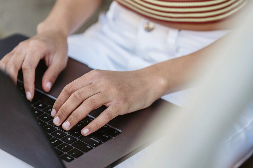 Frau am Laptop - Checkliste für Domainwahl für Kanzleien